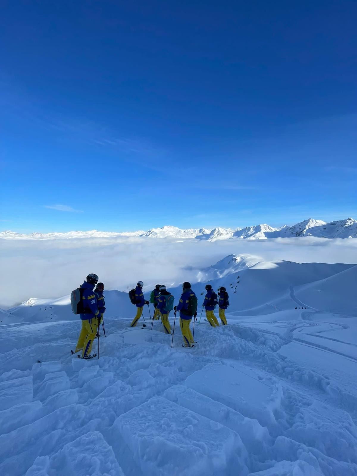 Freeride-Aufnahme im Tiefschnee mit dem Team der Skischule Arosa