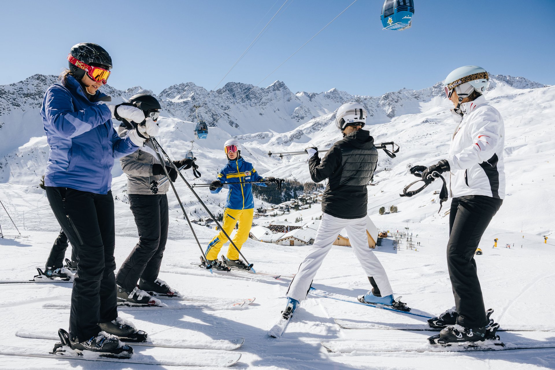 Erwachsene Gruppe im Ski-Gruppenkurs der Skischule Arosa bereitet sich für die Piste vor