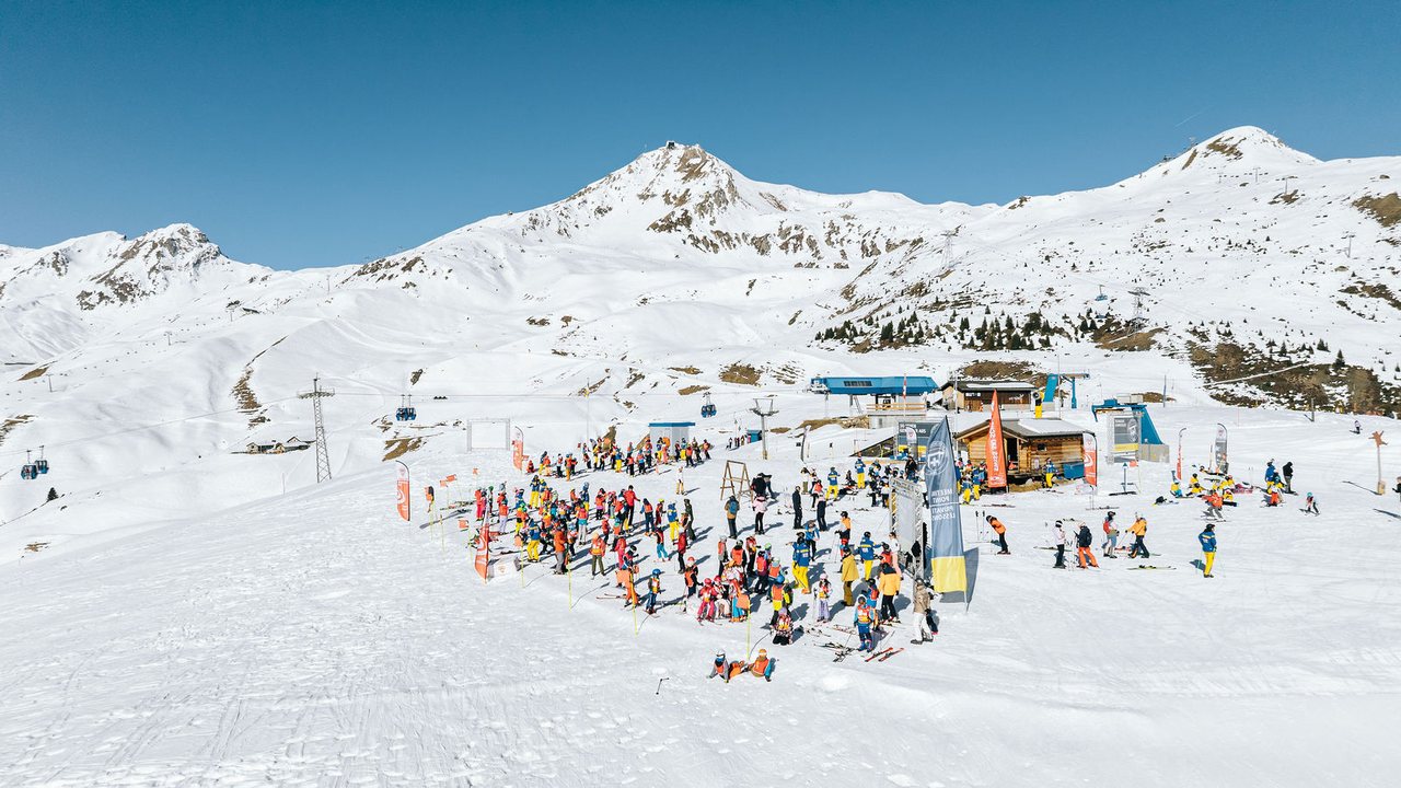 Tschuggen Sammelplatz mit Gruppenkursen und Sesselbahn Tschuggen-Ost